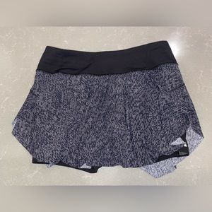 Lululemon quick pace skirt size 4 black and white